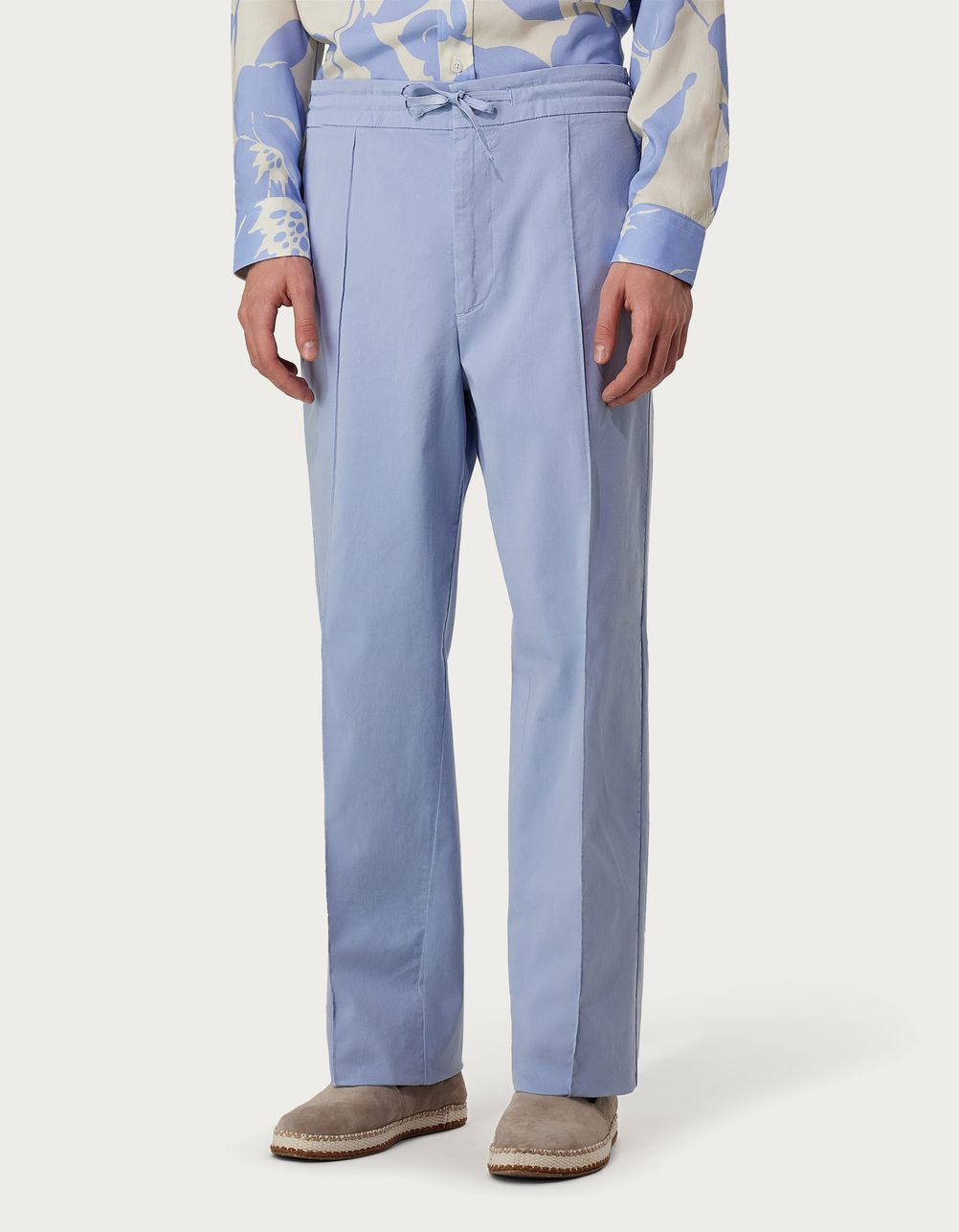 Pantalones chinos con cordón de ajuste de microsarga de algodón teñida en prenda color celeste