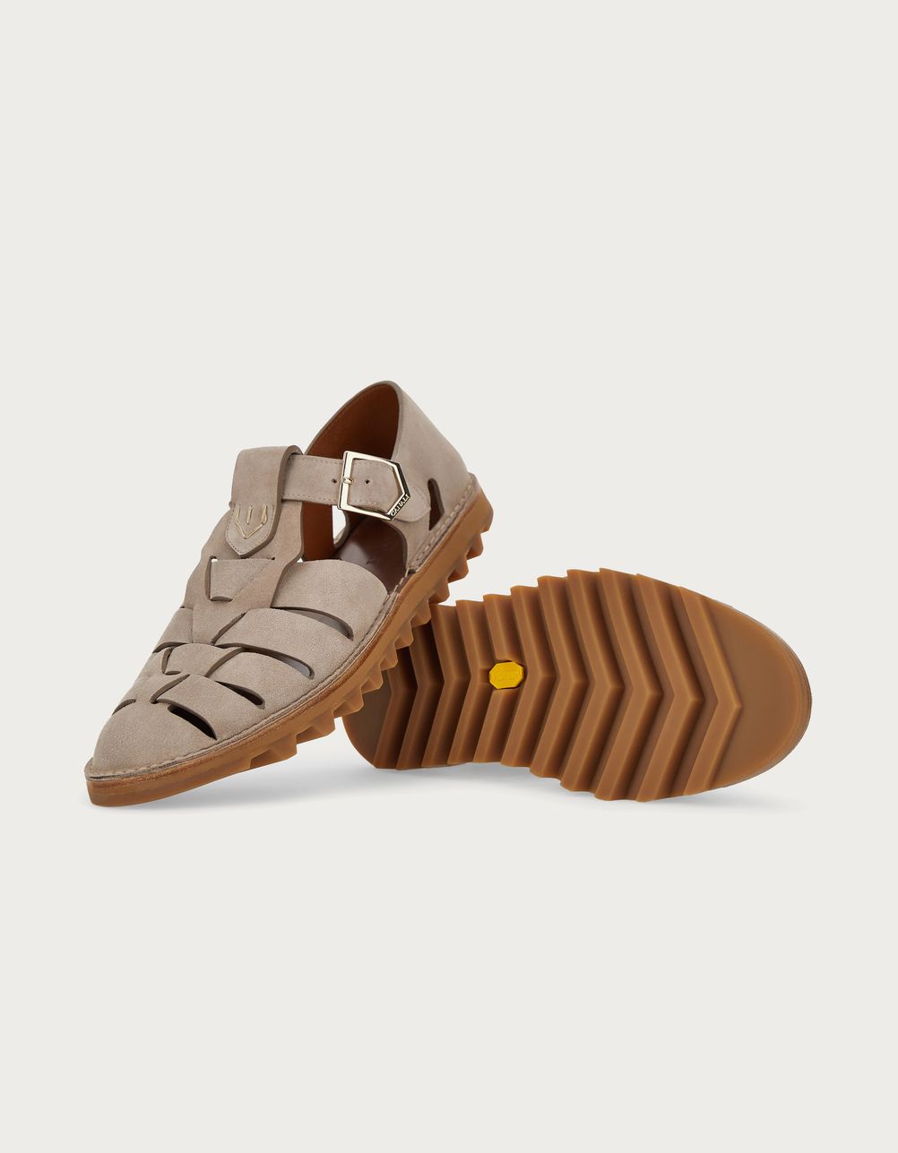 Sandale en daim de couleur sable avec boucle personnalisée en forme de C