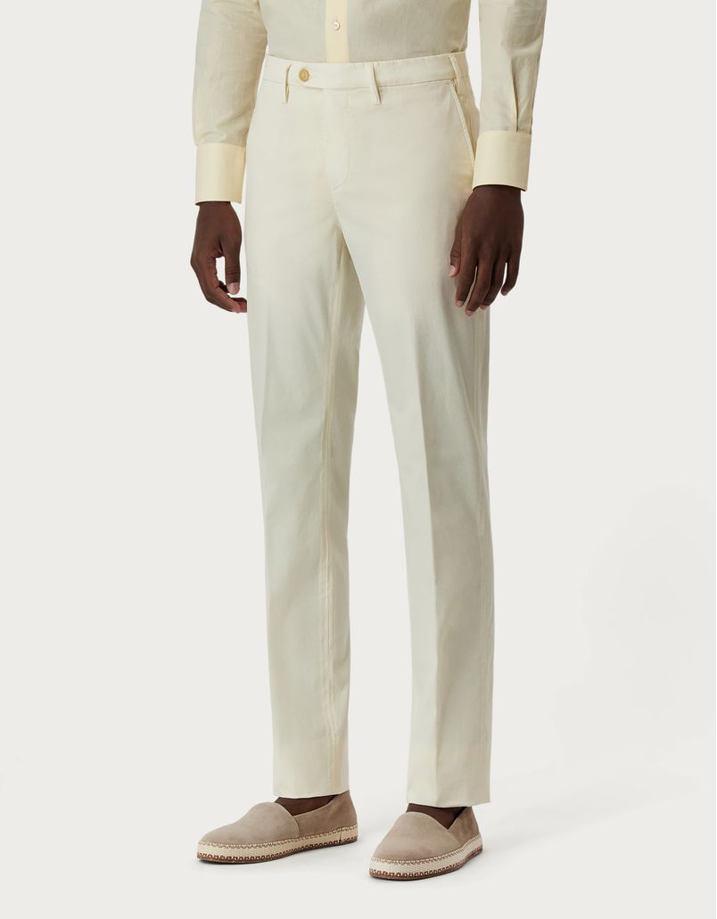 Chinos in white garment-dyed cotton-silk twill