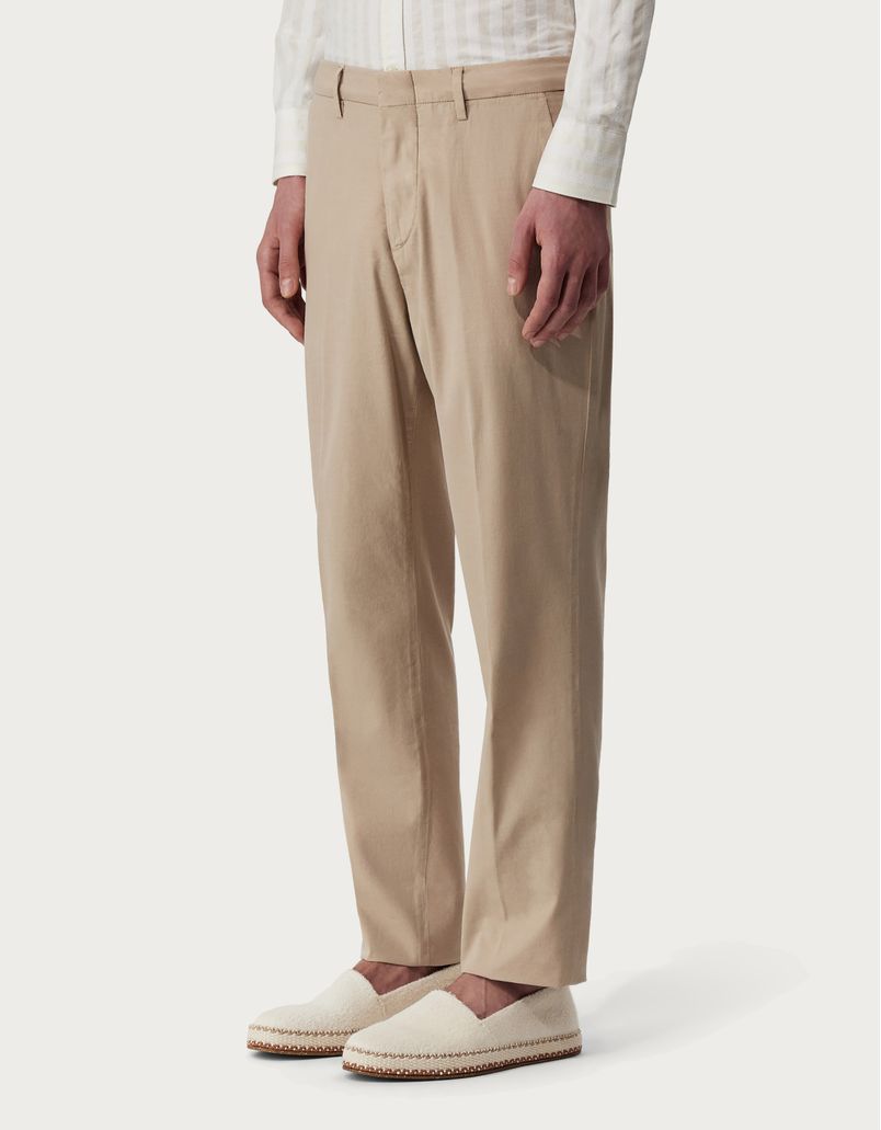 沙色成衣染色棉和蚕丝混纺斜纹面料奇诺裤