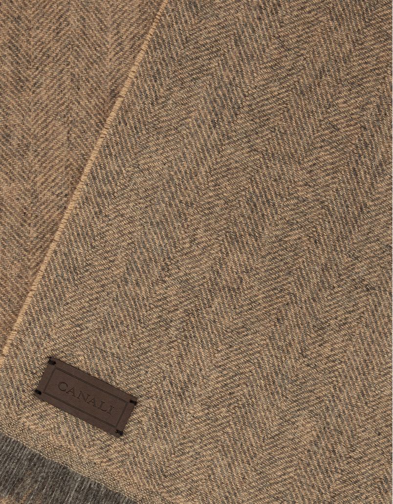 Cashmere scarf with beige herringbone pattern